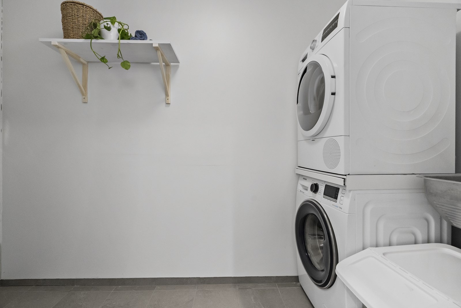 -Praktisk med vaskerom via bad. Her er det også plassert utslagsvask og varmtvannstank - Galleribilde