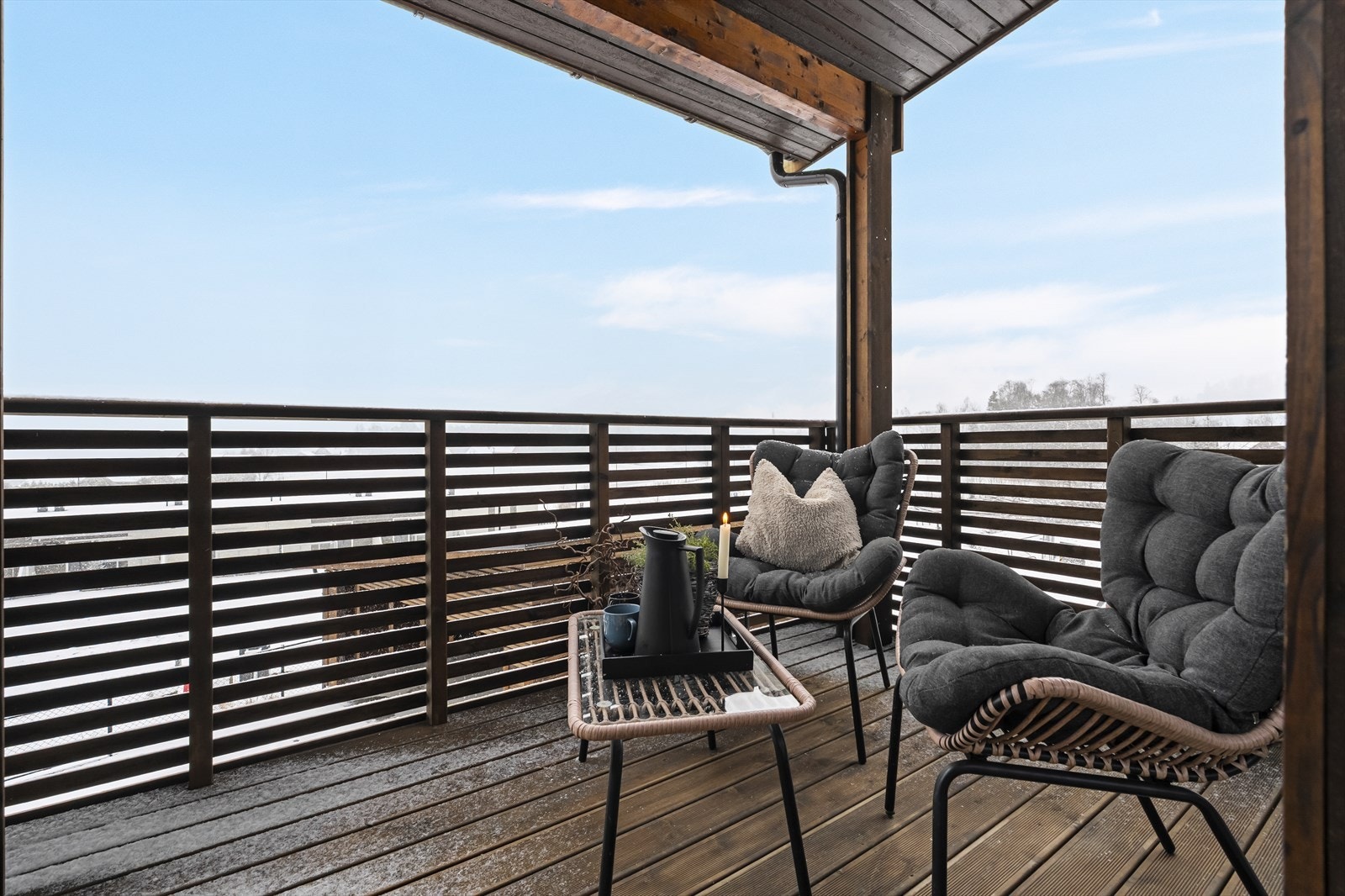 - Fra stue er det utgang til overbygd balkong på ca 5,4m2. - Galleribilde