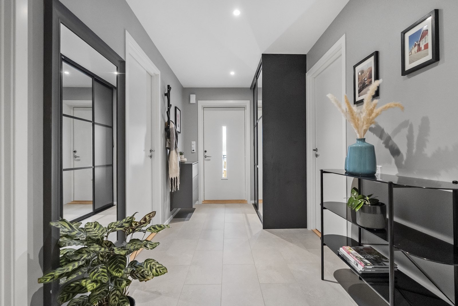 - Innbydende entré med fliser på gulv og god plass til skyvedørsgarderobe - praktisk og ryddig løsning for en travel hverdag. - Galleribilde