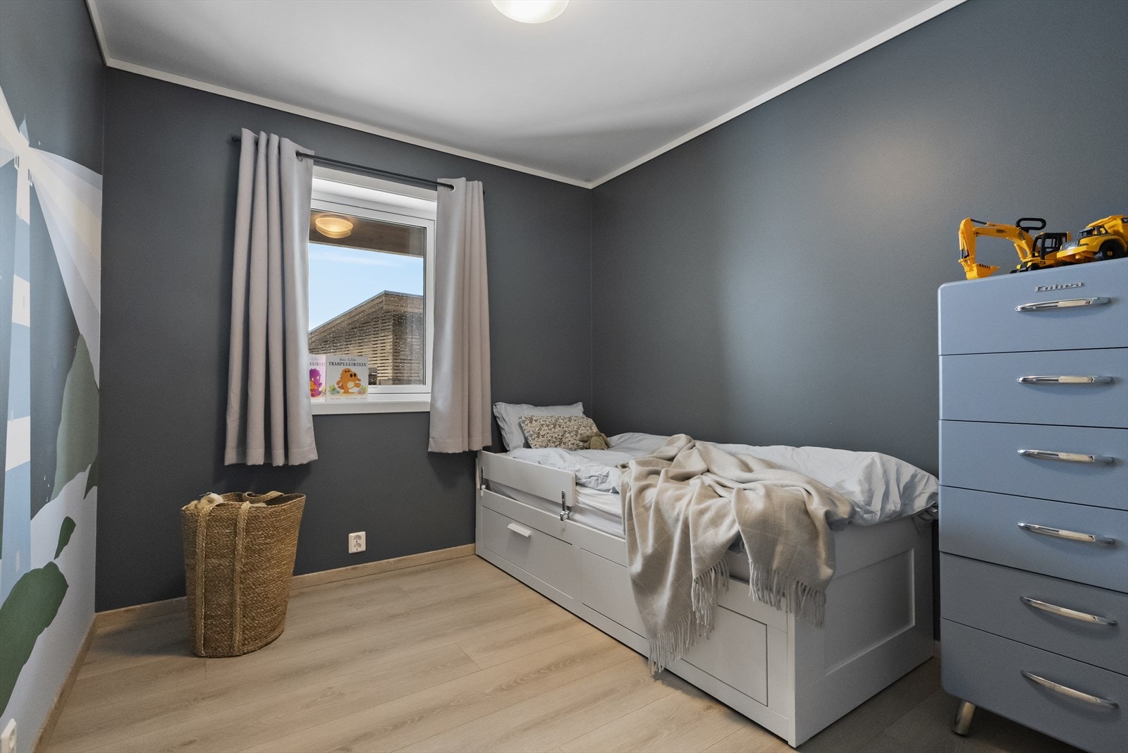 - Det er tre soverom i boligen. De to minste har varmekabler på gulv, ideelt for barnelek, samtidig som gulvet holdes lunt og behagelig hele året - Galleribilde