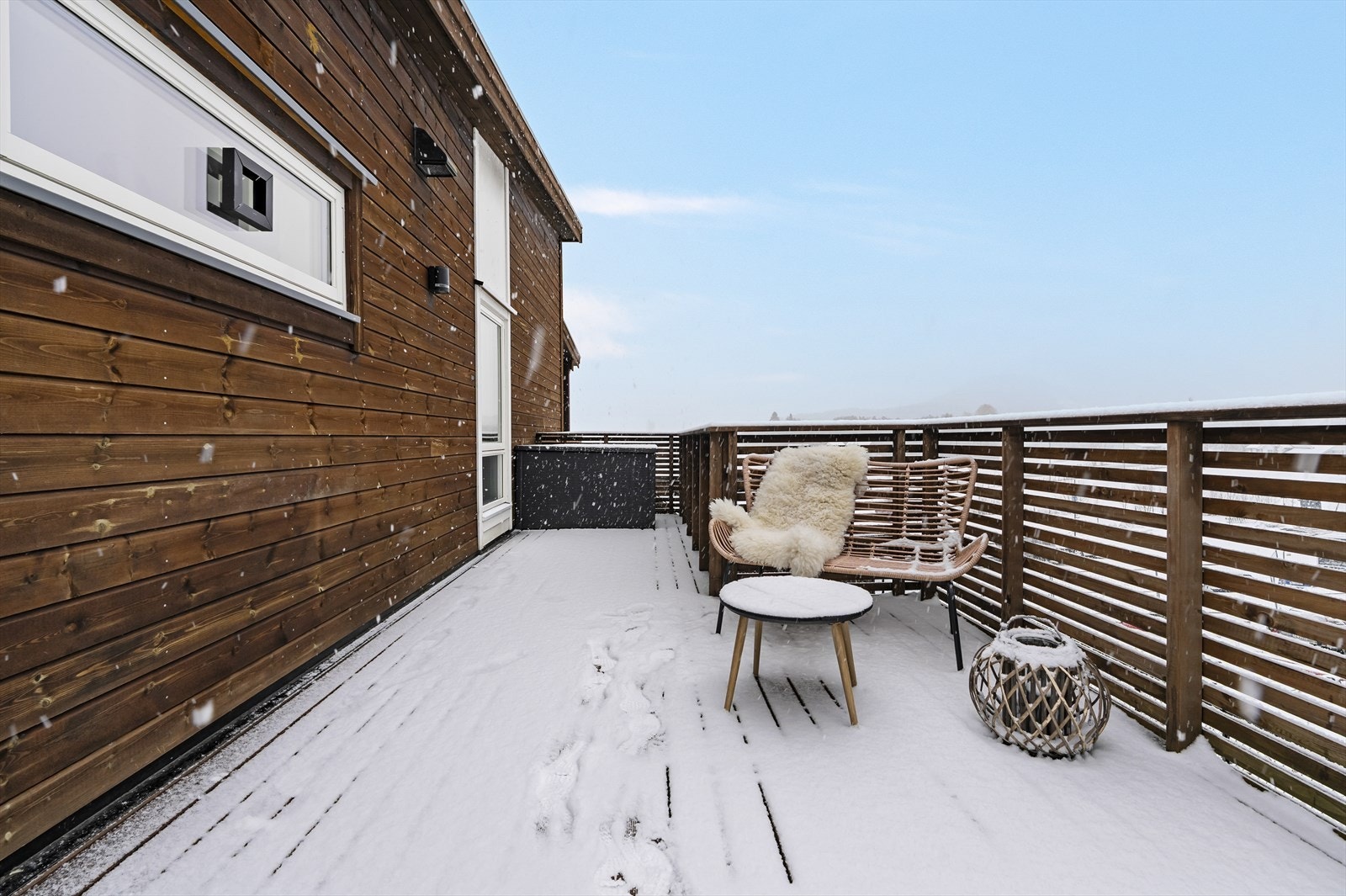 - Uteområdet har flere soner som kan møbleres. Her er balkong med tilkomst fra hage på ca 13m2 - Galleribilde