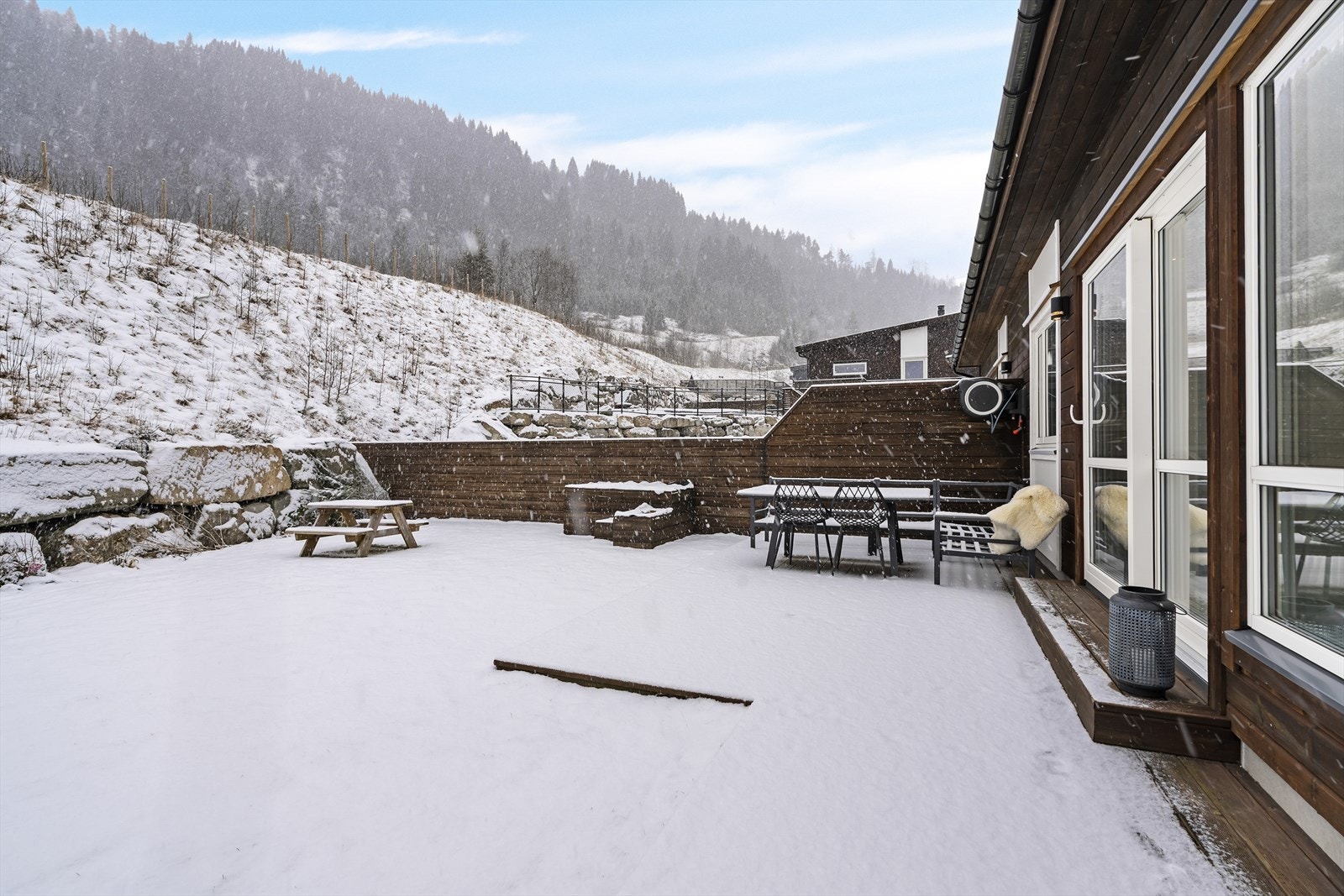 - Stor terrasse på 18 m² med god plass til både spisegruppe og loungemøbler - her får du en herlig forlengelse av oppholdsrommet i sommerhalvåret - Galleribilde