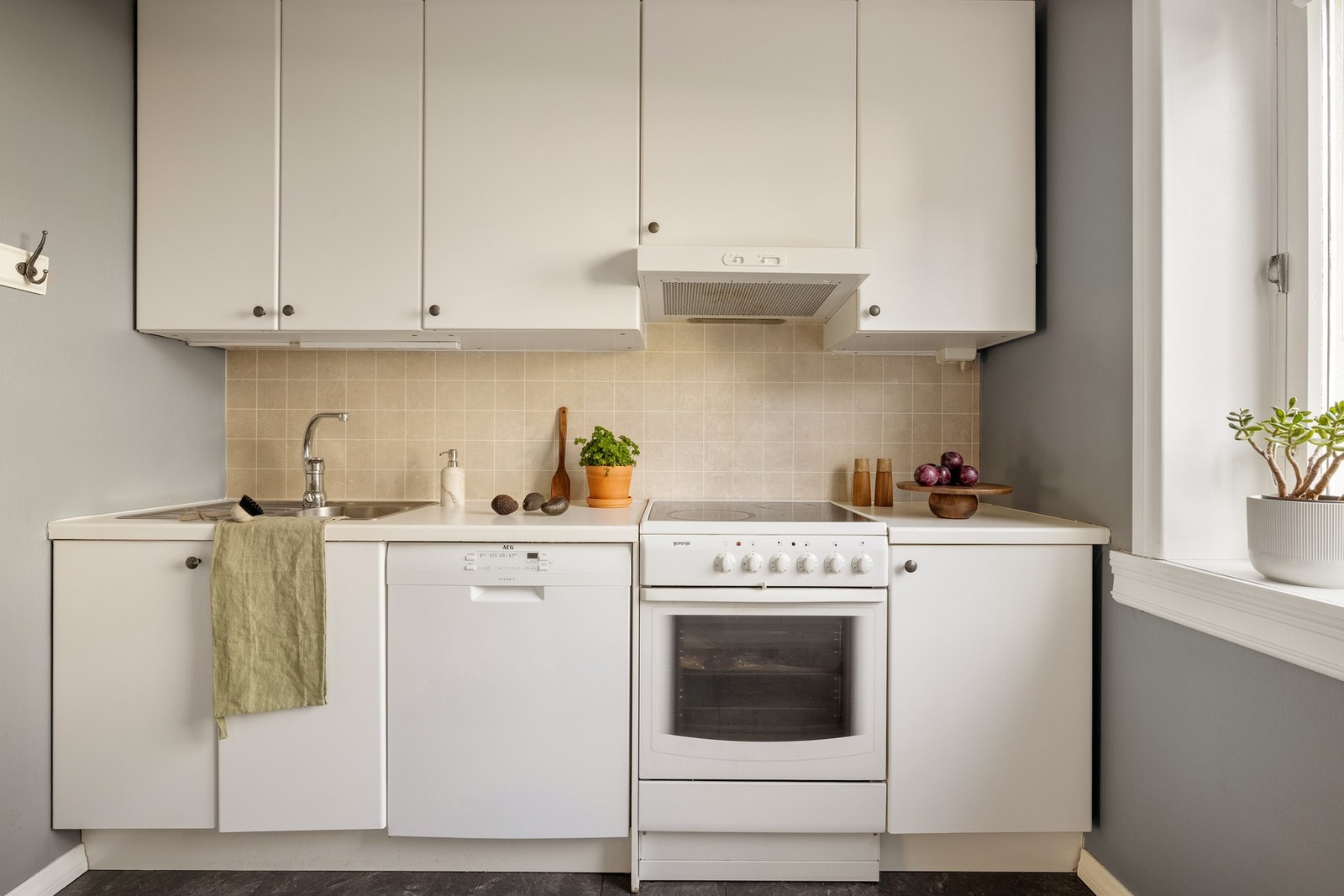 Rikelig med skap og benkeplass. Galleribilde