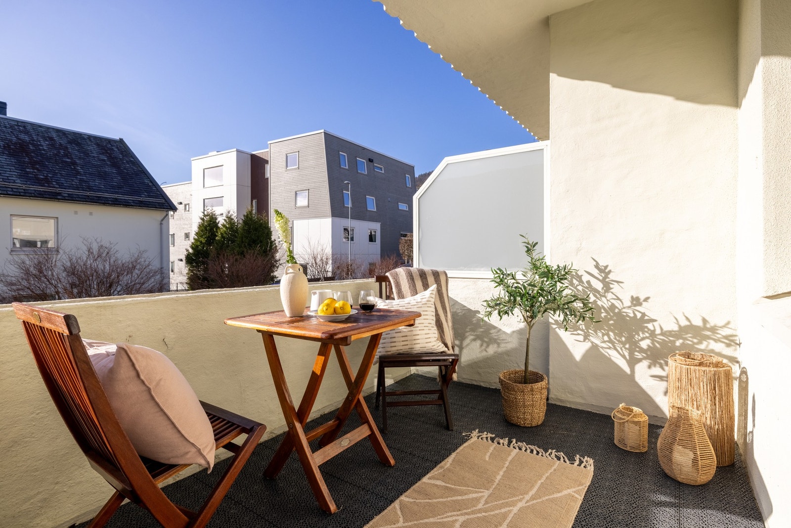 Her kan du nyte solen store deler av dagen. Galleribilde