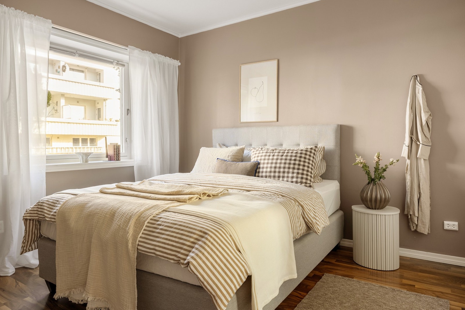 Hovedsoverommet er innredet med dobbeltseng og nattbord. Galleribilde