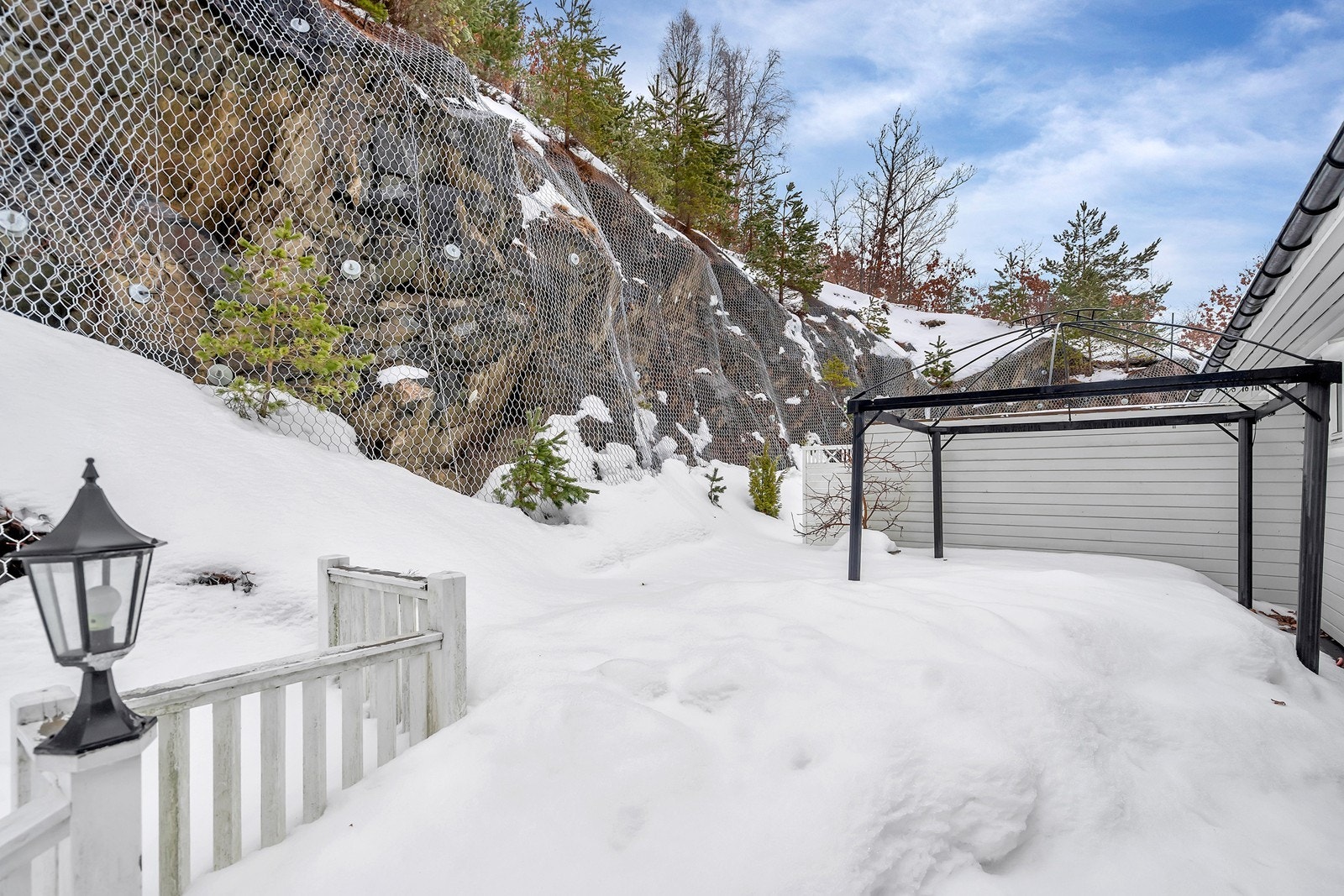 Romslig uteplass med god plass til utemøbler og ettermiddagssol. Galleribilde