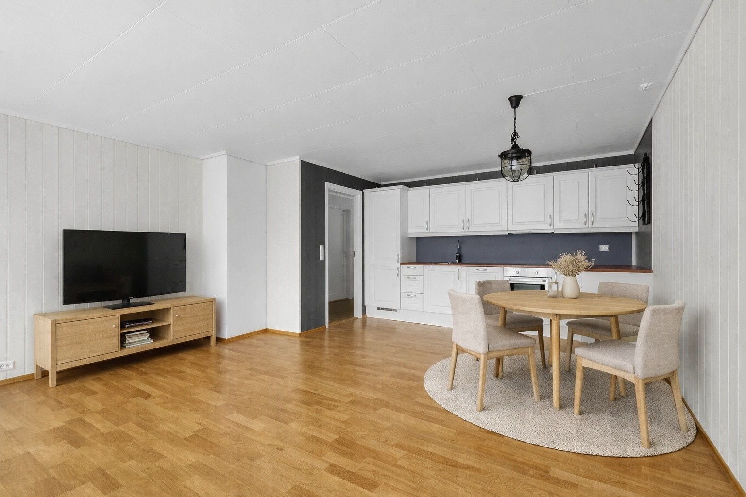 Stue med åpen løsning mot kjøkkenet. (Bildet er digitalt innredet og avvik kan forekomme) Galleribilde