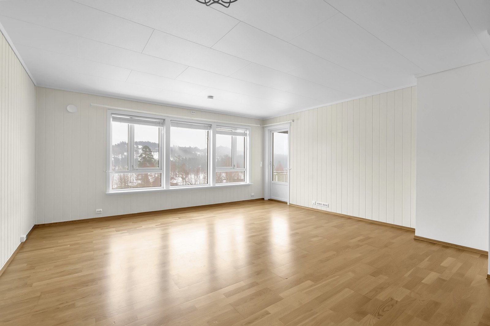 Stuen har gode møbleringsmuligheter med plass til både sofagruppe og spisebord. Galleribilde