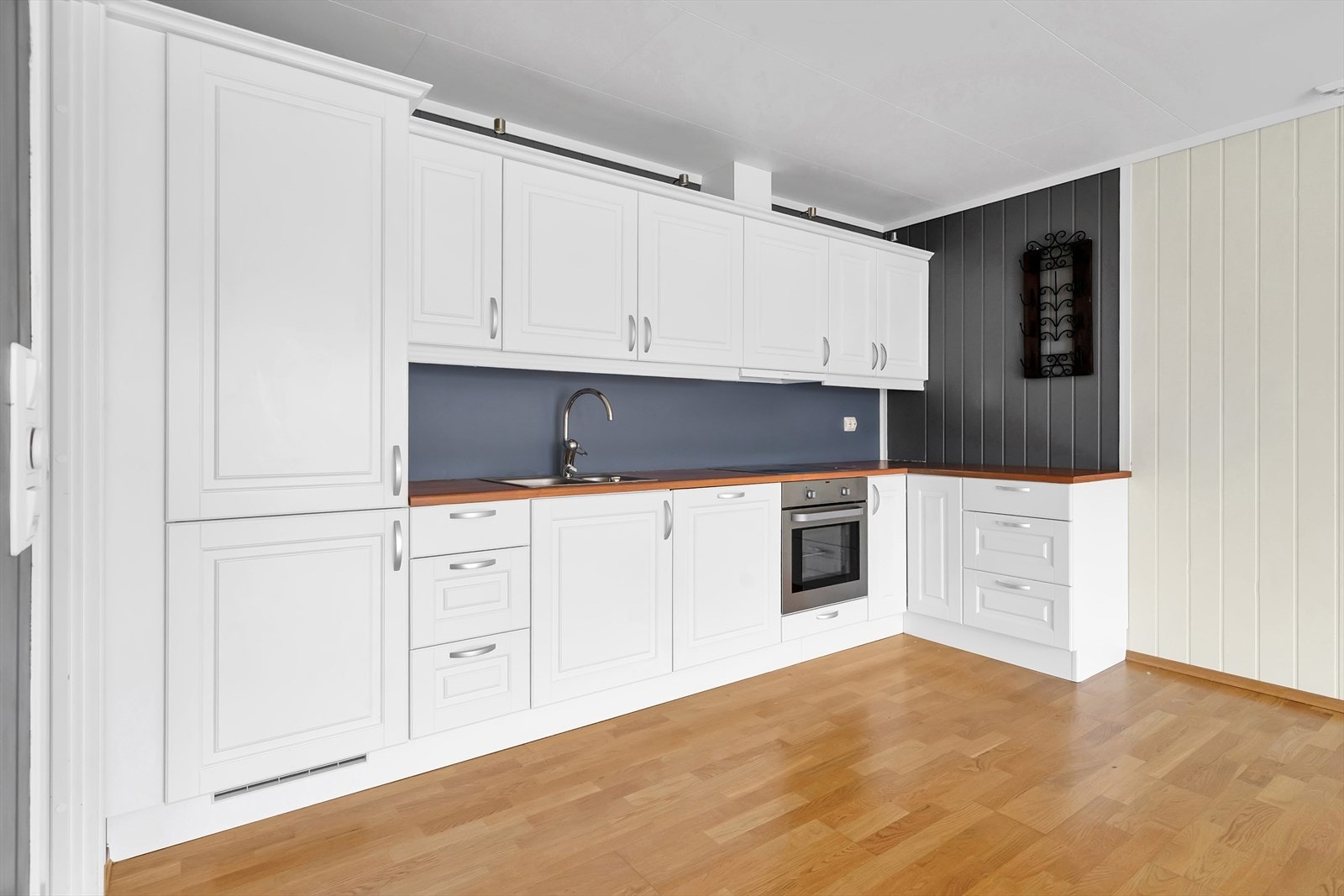 Kjøkken med god arbeidsflate og oppbevaringsmuligheter. Galleribilde