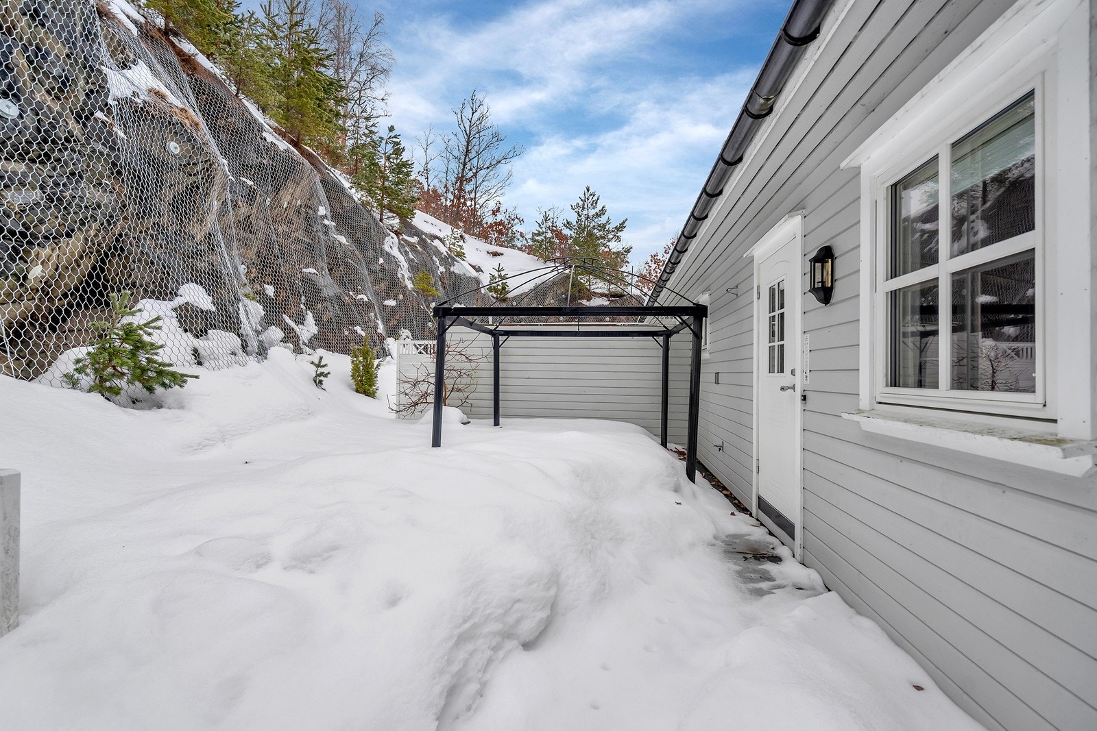 Inngangsparti med hyggelig uteplass. Galleribilde