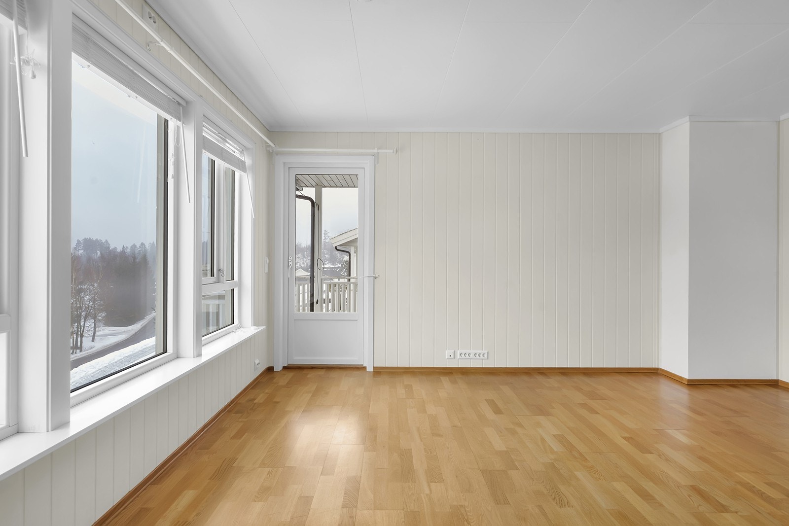 Fra stuen er det utgang til veranda. Galleribilde