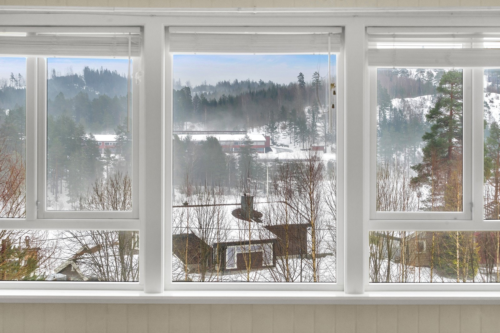 Fra stuen er det flott utsikt mot natur og nærområdet. Galleribilde