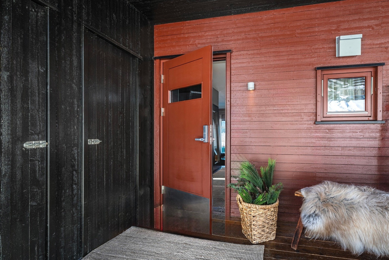 Inngangsparti med to av tre boder til venstre i bildet. Galleribilde