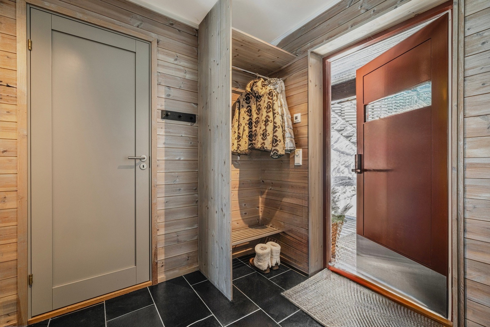 Gang med oppbevaringsplass. Galleribilde