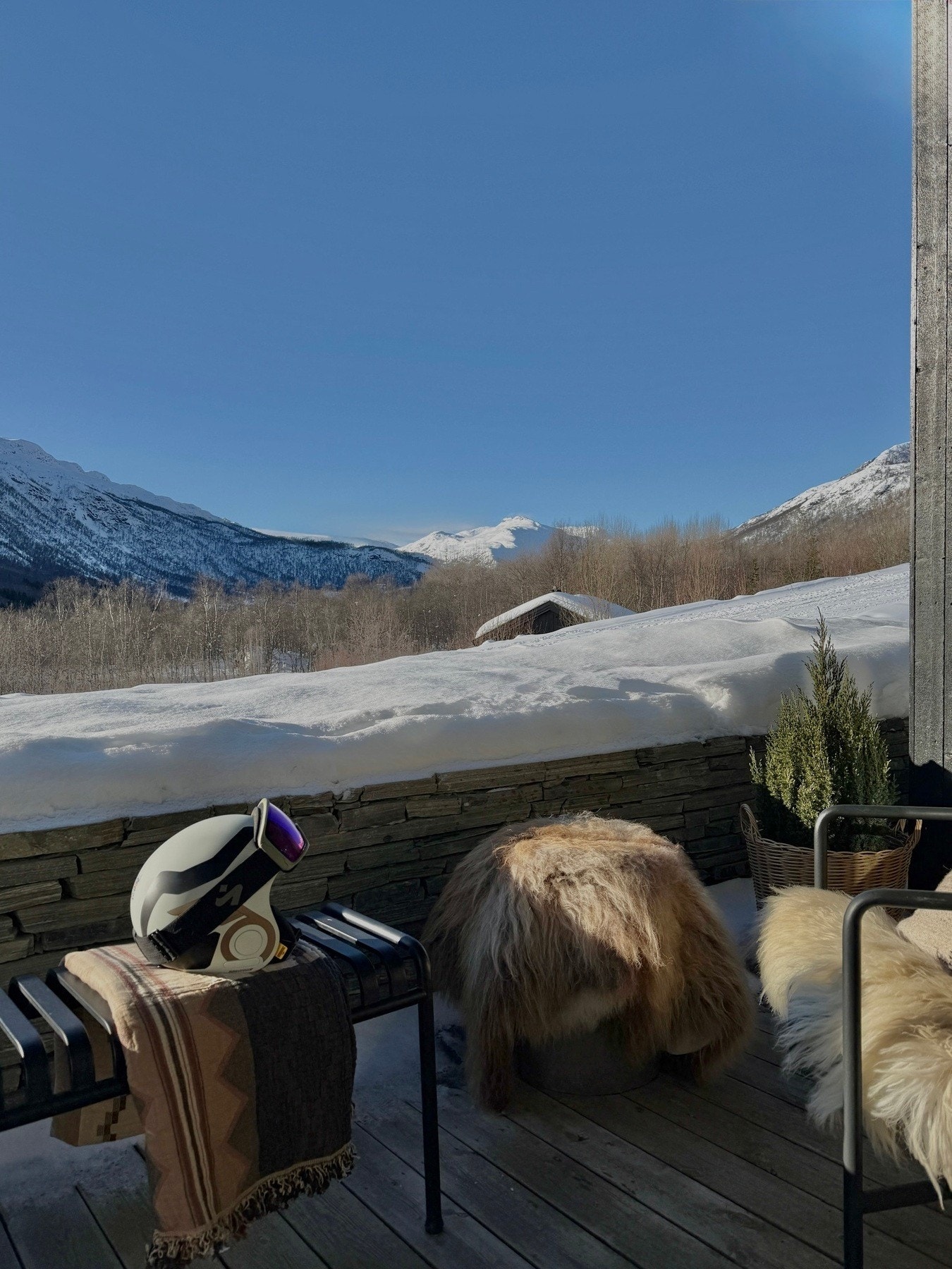 Uteplassen ligger vinklet syd-vest og har flott ettermiddagssol. Galleribilde