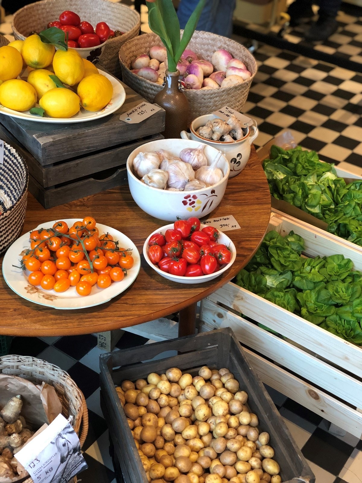 På den lokale kolonialen er det mye bra grønnsaker med kortreist og bærekraftig fokus. Galleribilde