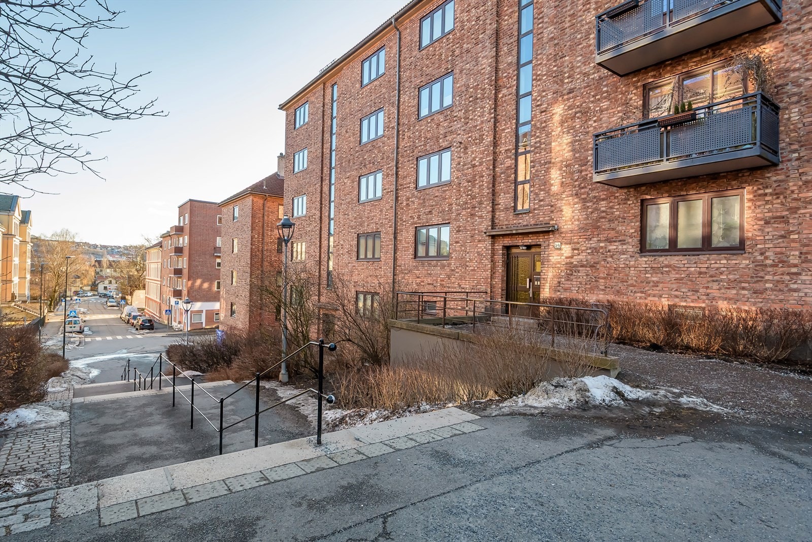 Kampen ligger høyt og fritt, og er kjent for sitt særegne, trivelige og barnevennlige bomiljø. Galleribilde