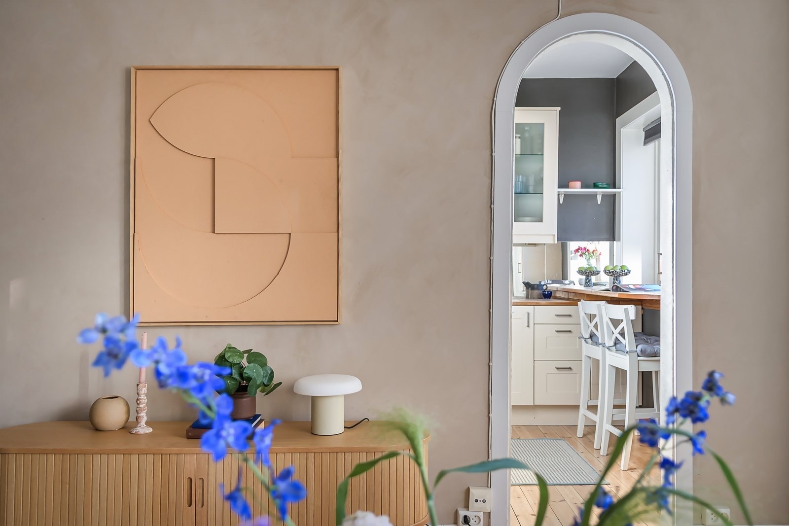 Leiligheten er malt i delikate og lune farger som gir en god atmosfære, og gjør det enkelt å innrede. Galleribilde