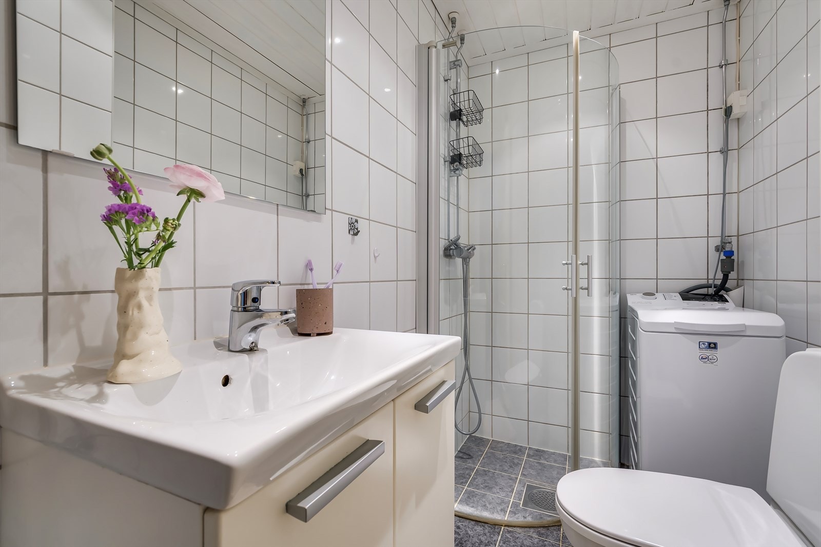 Lyst og flislagt bad med varmekabler i gulv. Galleribilde