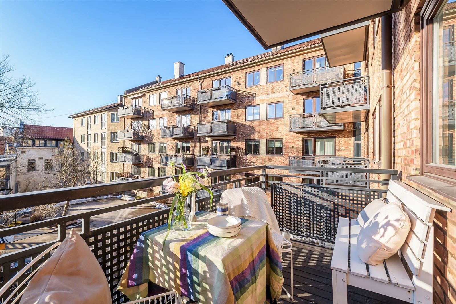 Fra stue er det utgang til vestvendt terrasse med optimale solforhold. Galleribilde