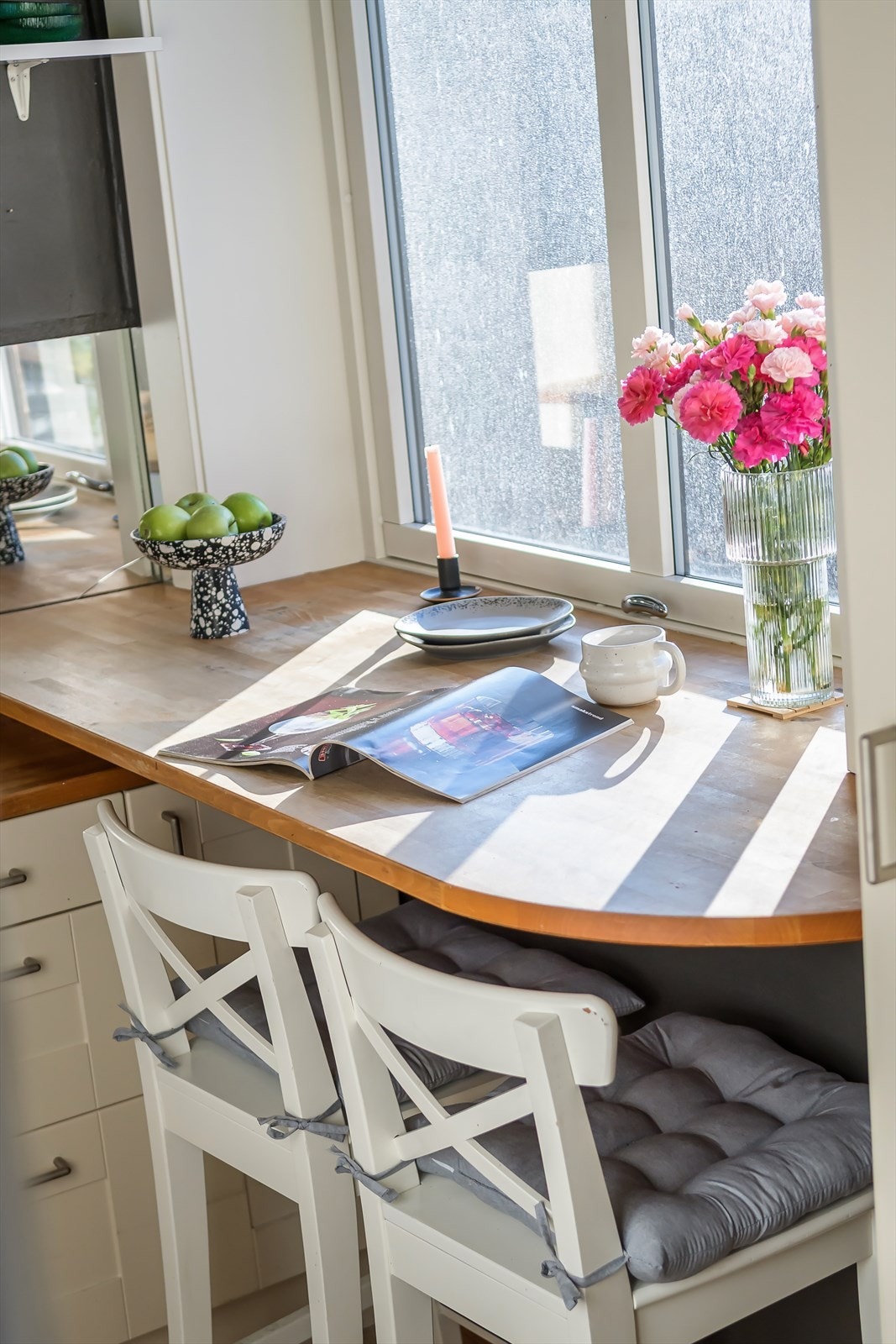 Praktisk løsning på kjøkkenet med mulighet for sitteplasser. Galleribilde