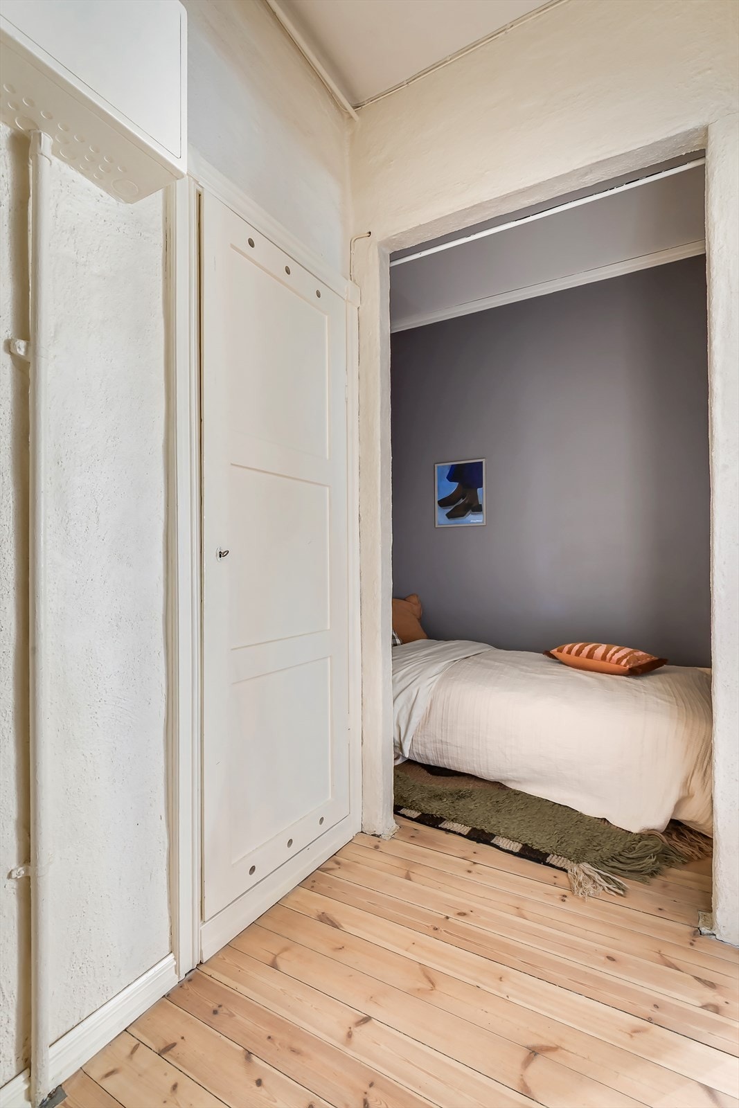 Leiligheten har en god planløsning med egen sone plass til seng. Galleribilde