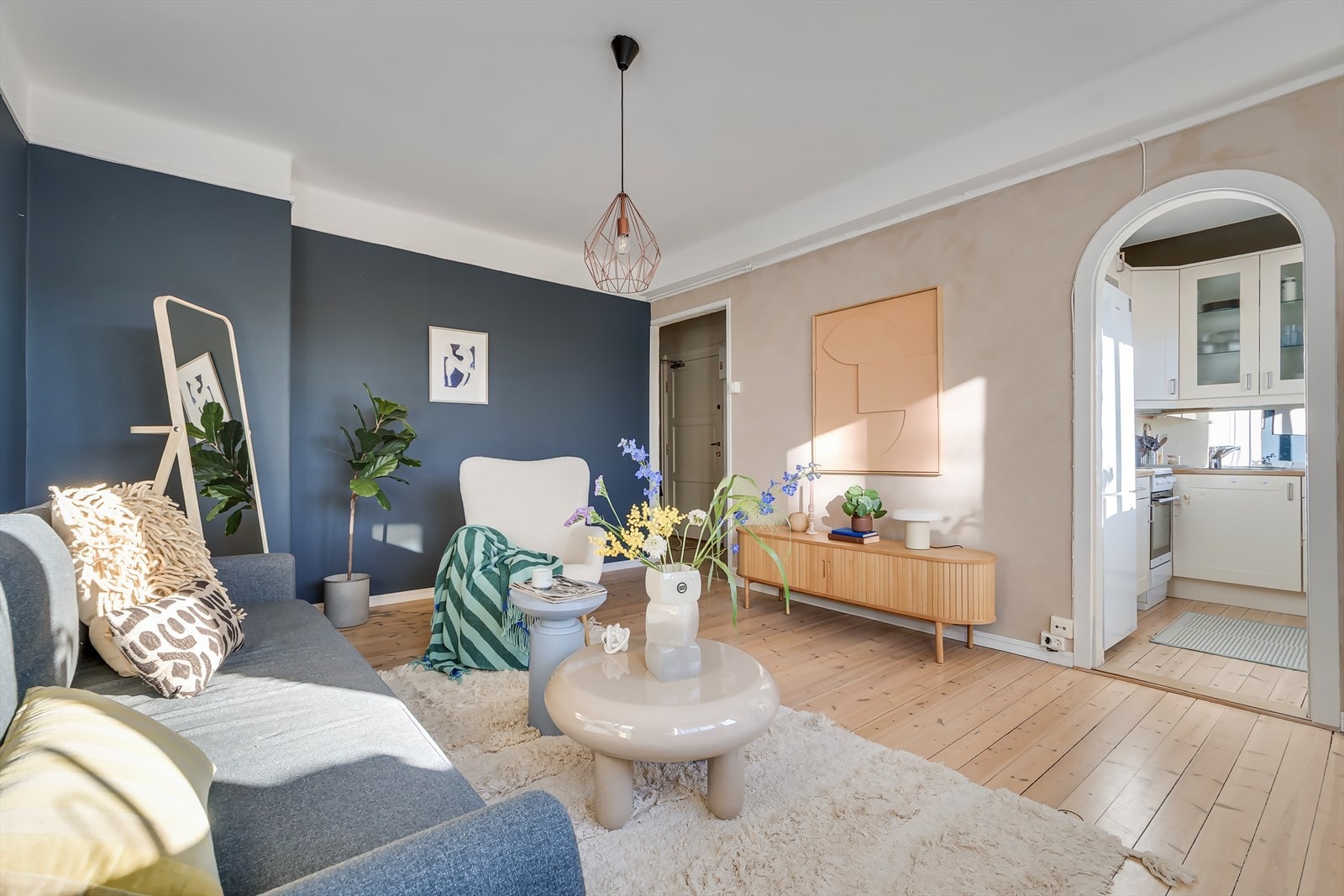 Den åpne planløsningen sørger for en luftig og sosial atmosfære. Galleribilde