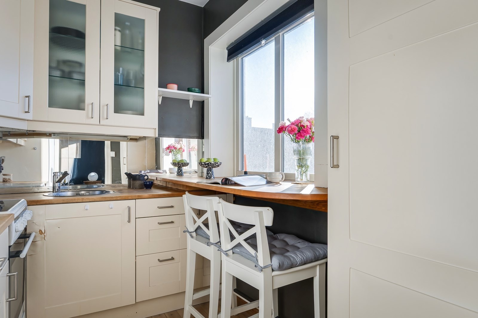 Kjøkkenet har godt med skap- og benkeplass. Her er det gode oppbevaringsmuligheter. Galleribilde