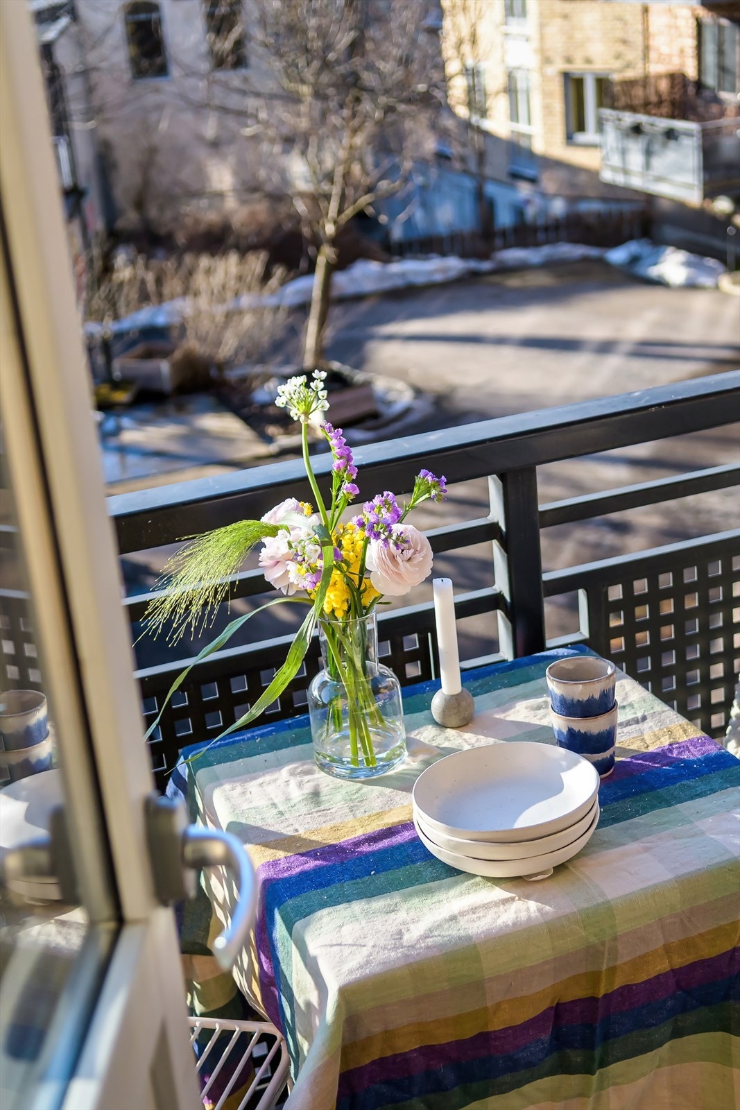 Overbygget balkong gir en lun og hyggelig atmosfære, og er en fin forlengelse av stuen på sommerstid. Galleribilde