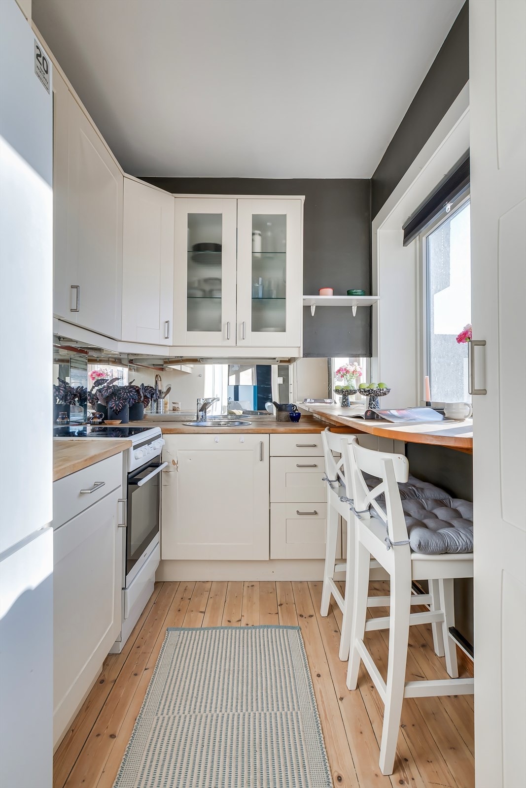 Tidløst og godt vedlikehold kjøkken med plass til hvitevarer. Galleribilde