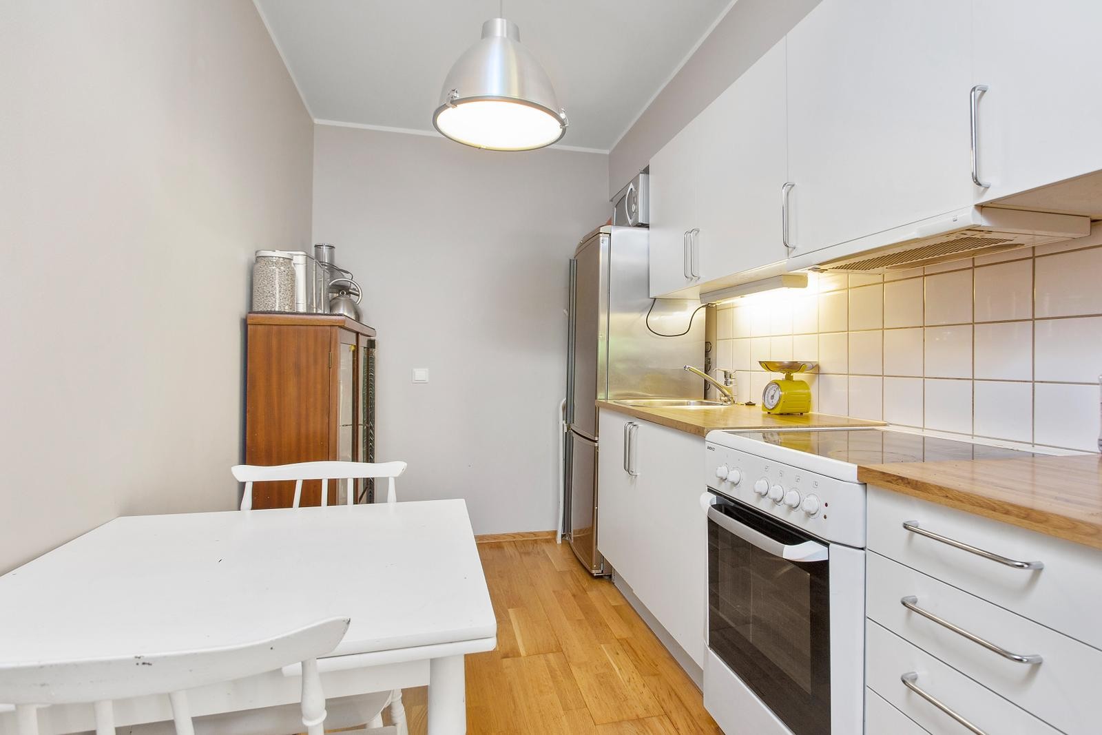 Lyst kjøkken med plass til spisebord. Hvitevarer er ikke inkludert. Galleribilde