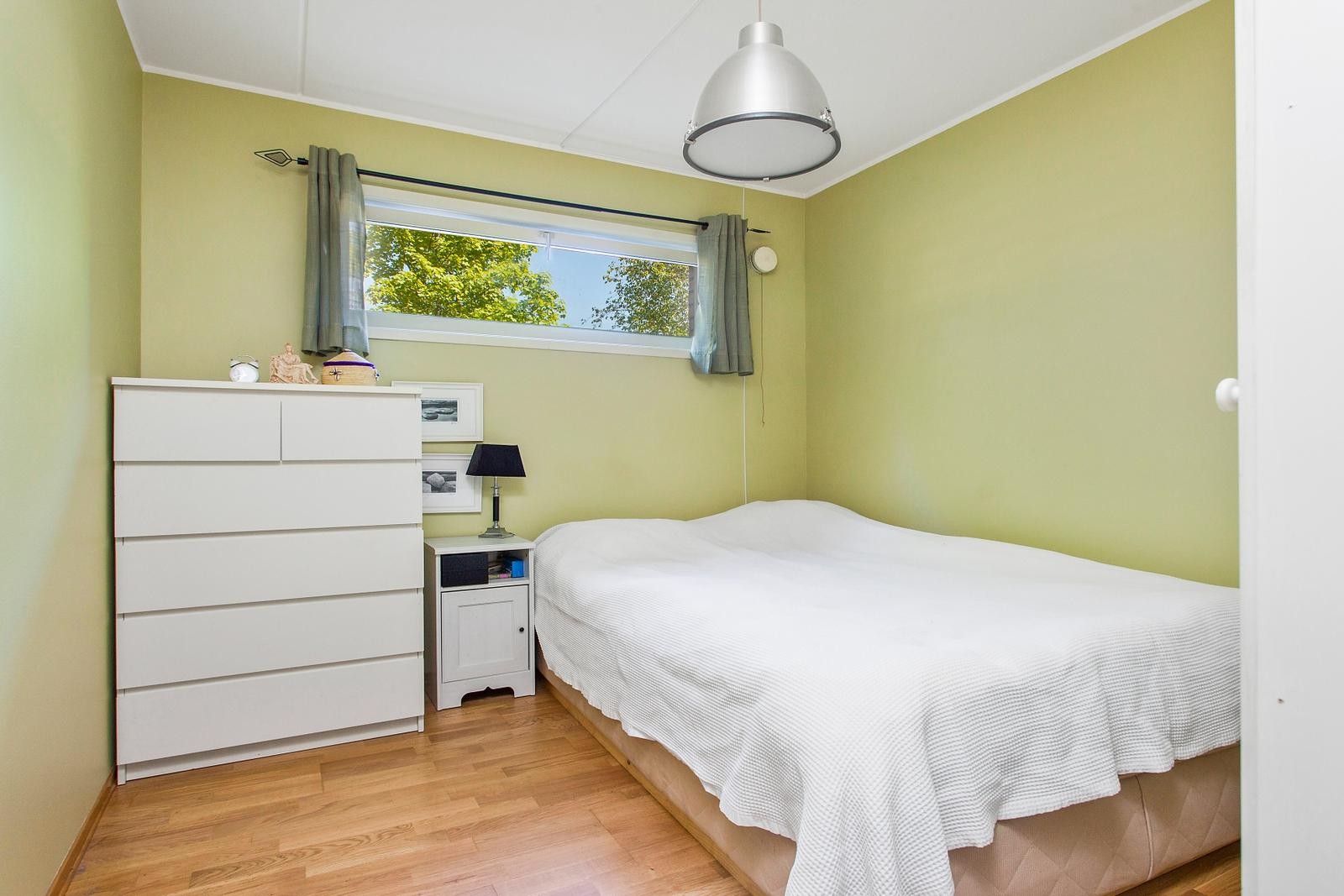 Garderobeskap på soverommet følger med. Soverommet er malt i hvitt etter bilder ble tatt. Galleribilde