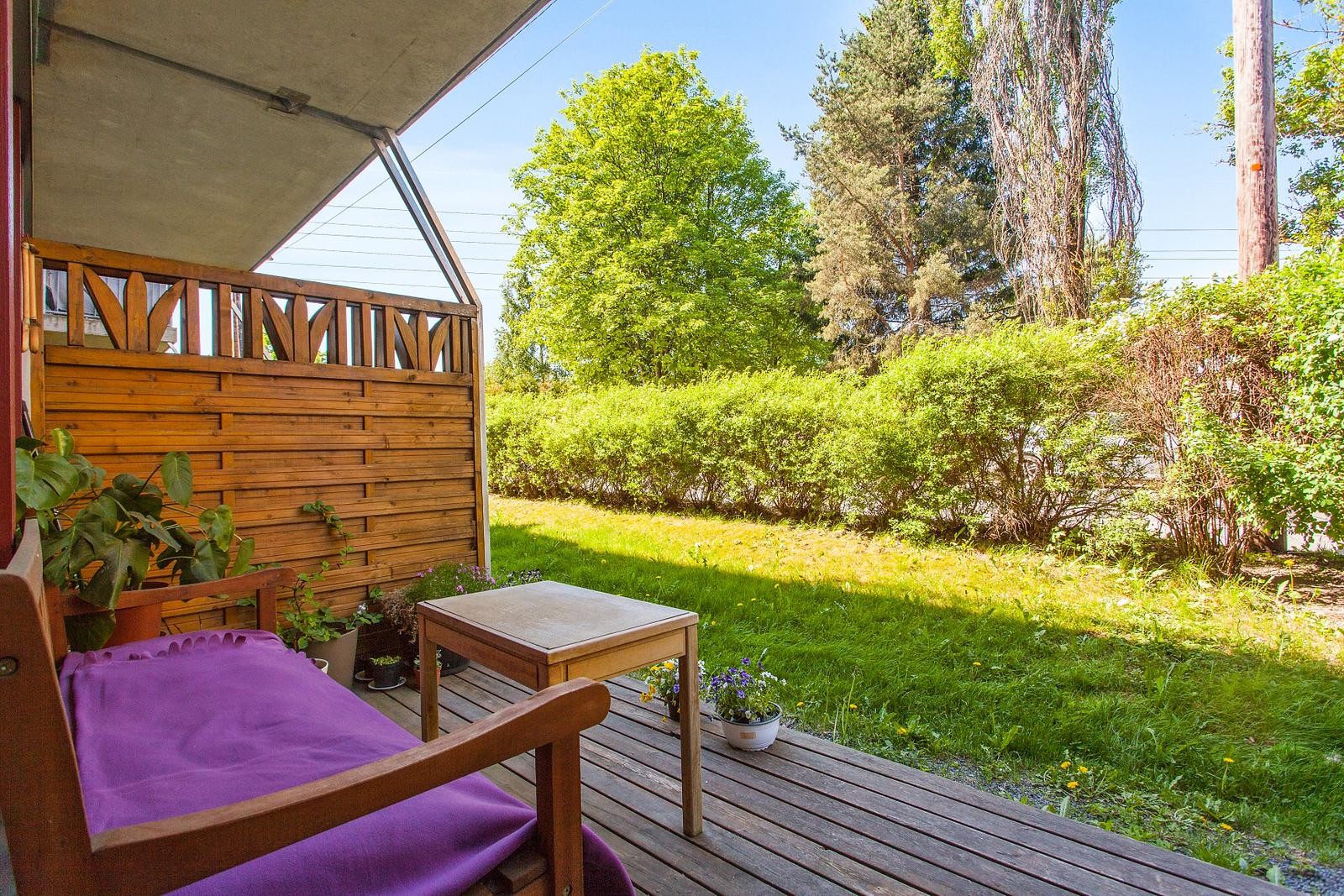 God plass til utemøblement og grill på terrassen. Galleribilde