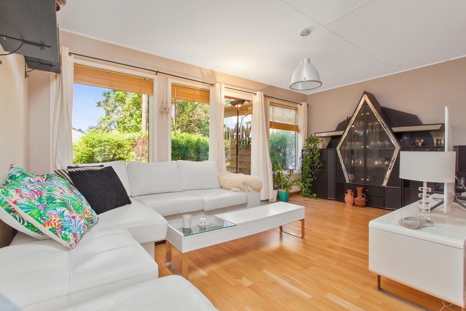 Utgang til markterrasse som vender mot grøntareale. Stuen er malt i hvitt etter bilder ble tatt. Galleribilde