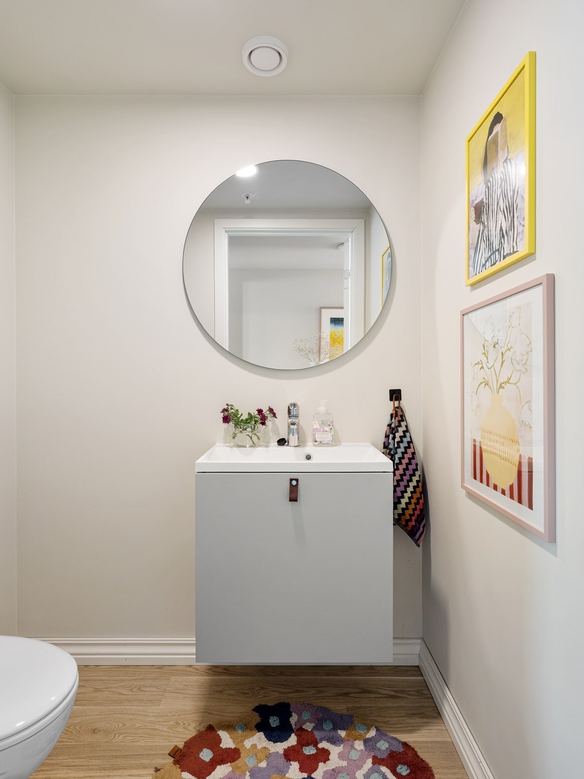 Gjestetoalett tilknyttet gangen. Galleribilde