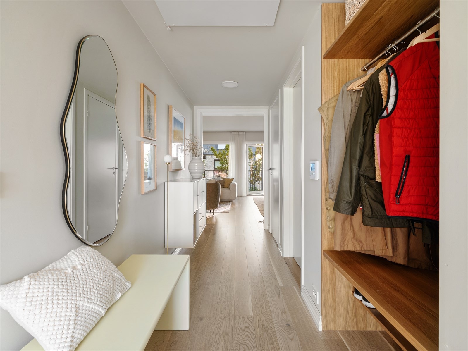 Pen entré med garderobenisje levert av Austvoll tre & design. Galleribilde