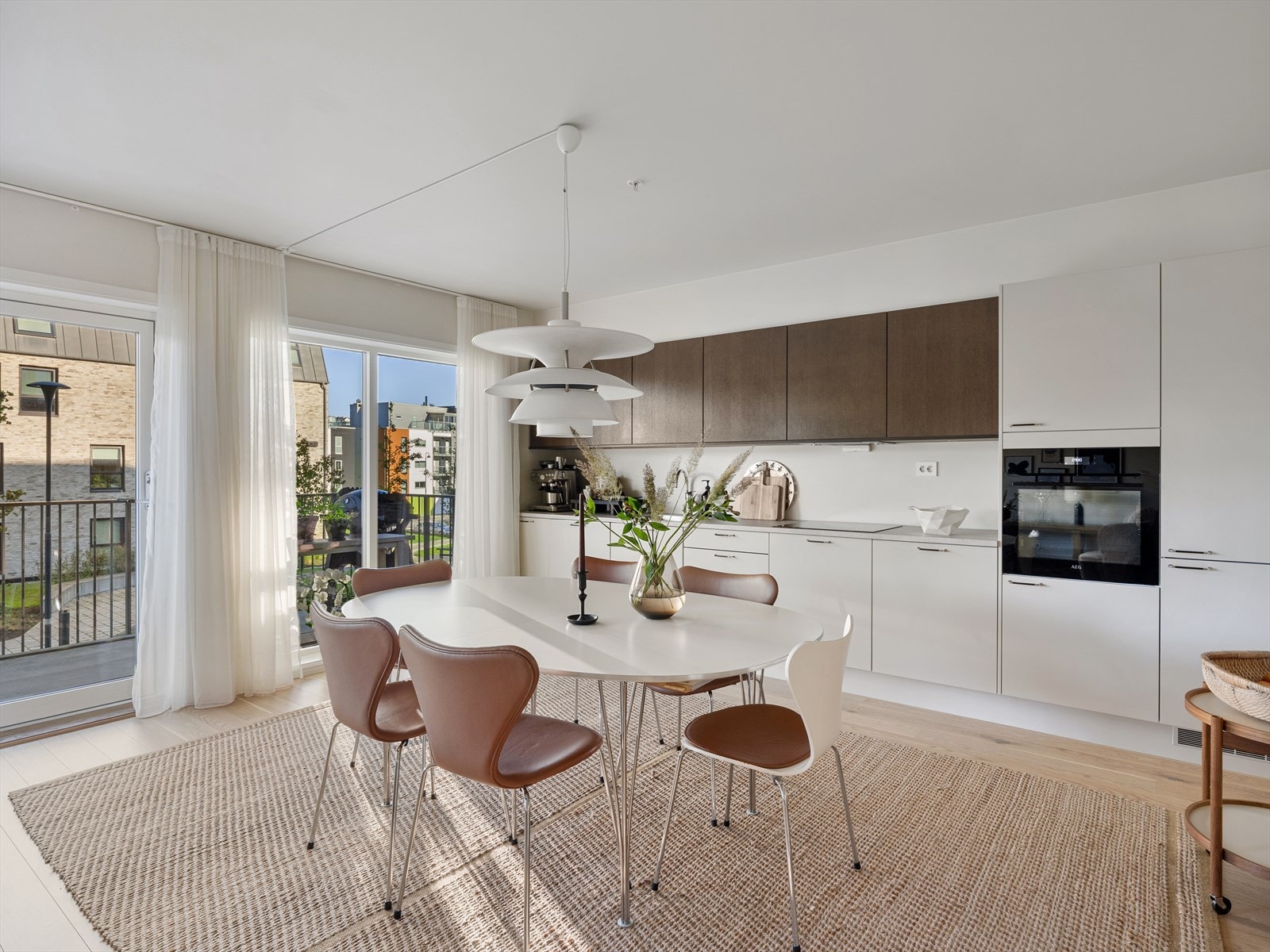 Integrerte oppvaskmaskin, platetopp, kjøleskap og stekeovn i god arbeidshøyde. Galleribilde