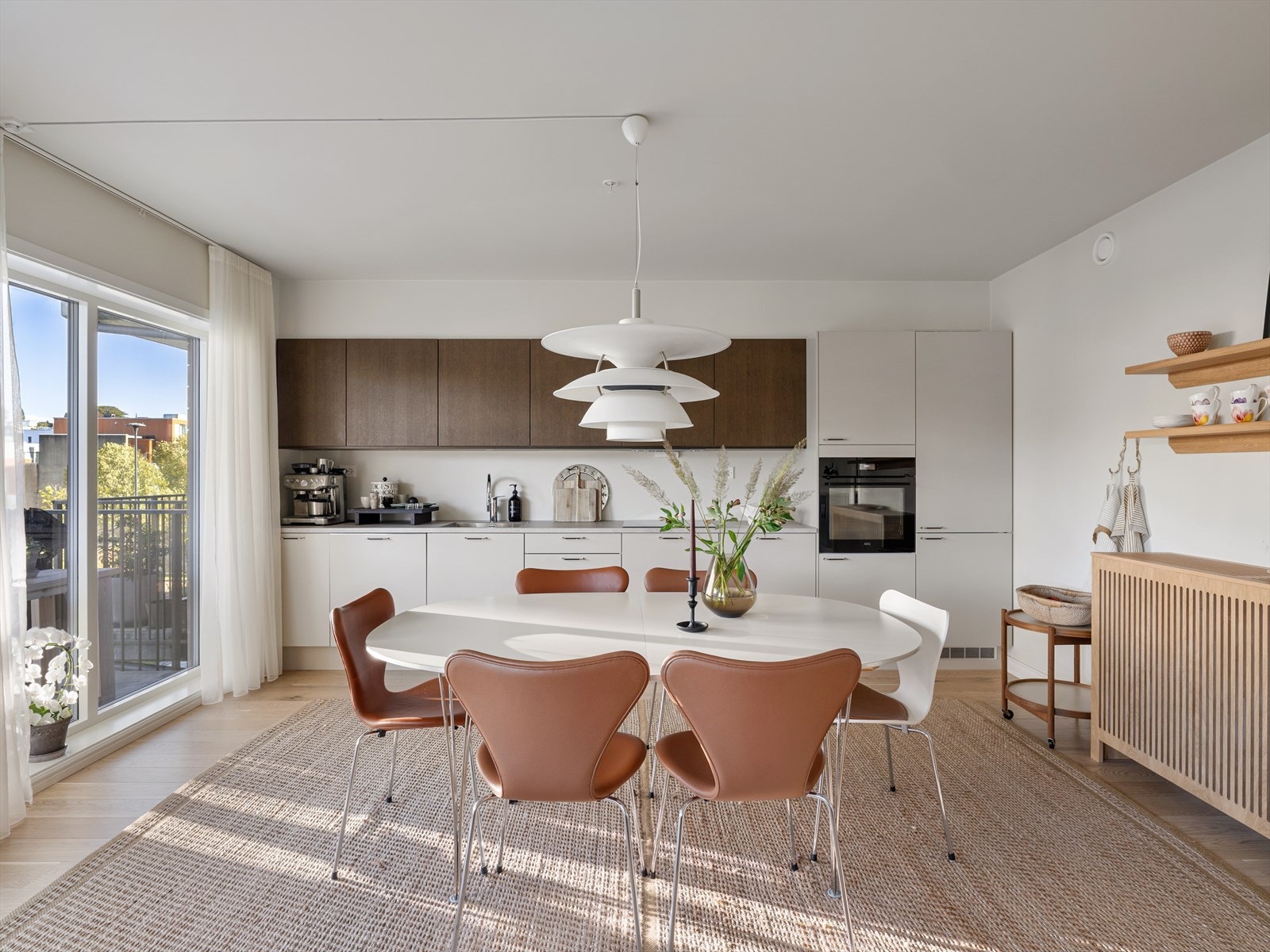 Stilrent kjøkken fra Sigdal med slette fronter, mørke overskap i fin kontrast til det hvite. Galleribilde