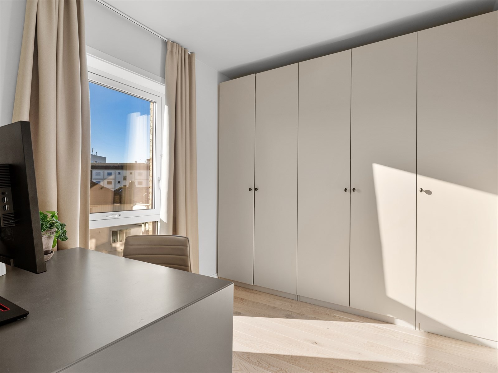 Soverom nummer to utstyrt med fem høyskap. Galleribilde