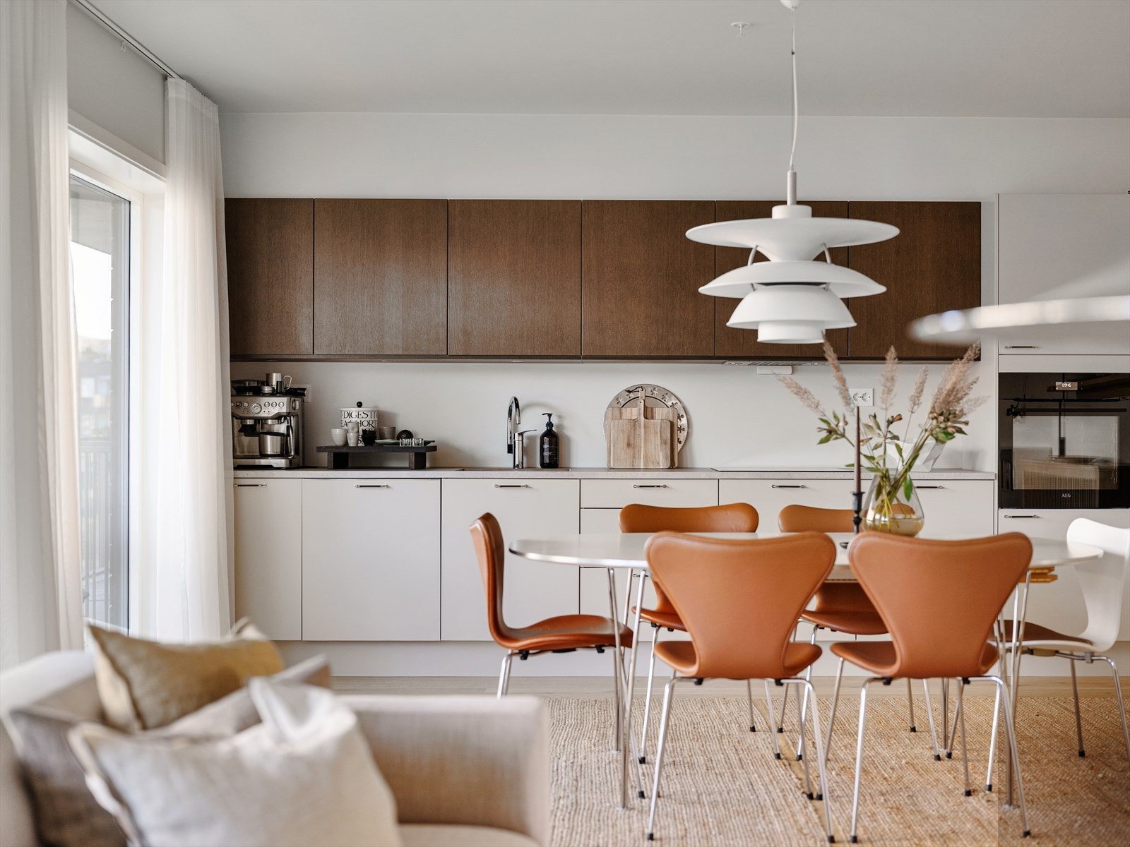 Gjennomtenkt, lekkert interiør i en helhetlig stil med pene detaljer. Galleribilde