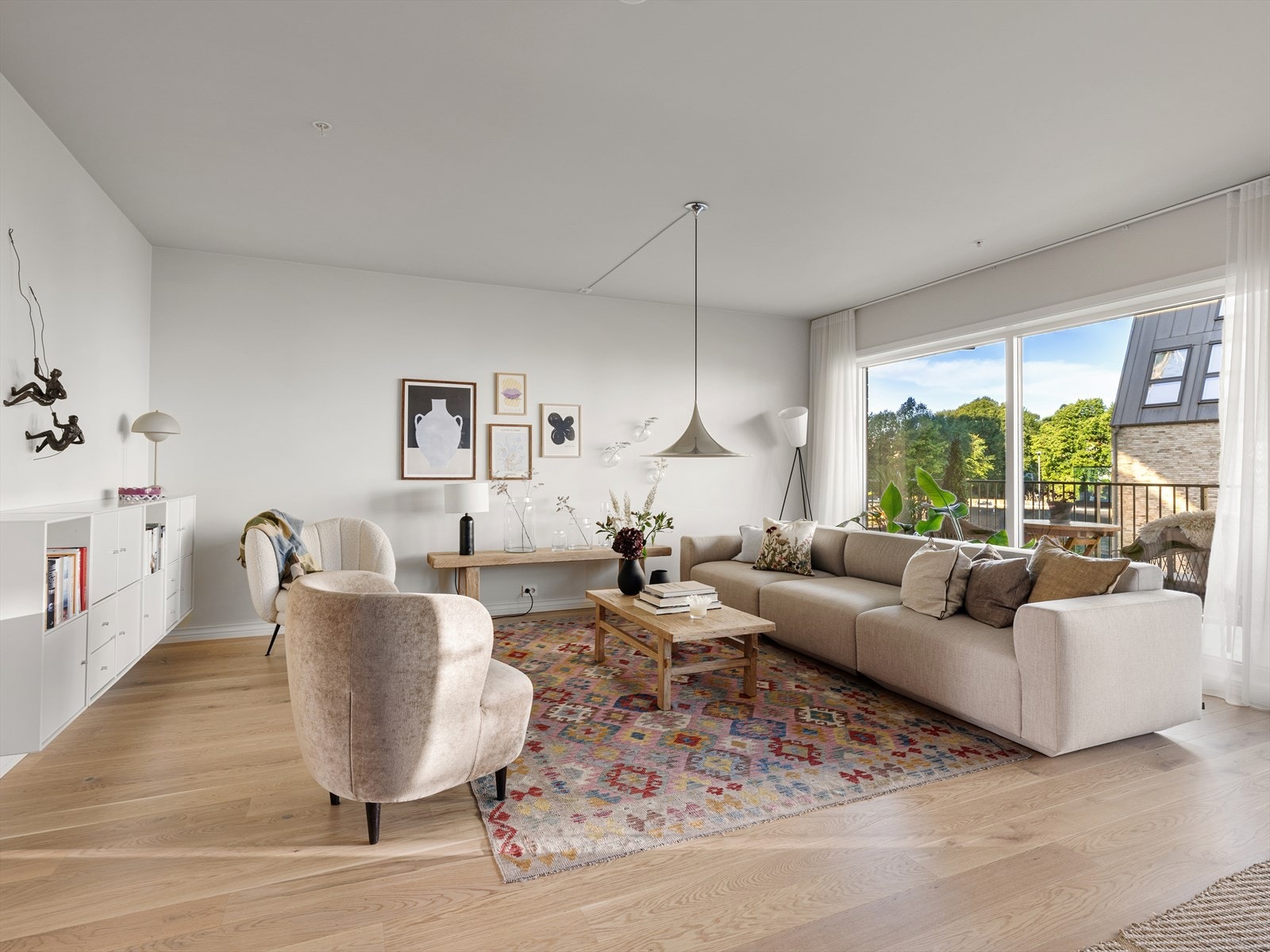 Store vindusflater gir sammen med interiøret en god atmosfære. Galleribilde