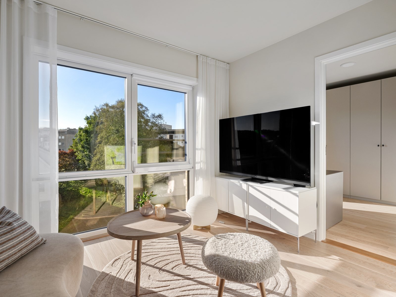 God løsning med den ekstra stuen mellom soverommene når en bor flere sammen. Et trivelig rom med stor vindusflate, akkurat passe stort for en tv-krok eller hobbyen. Galleribilde