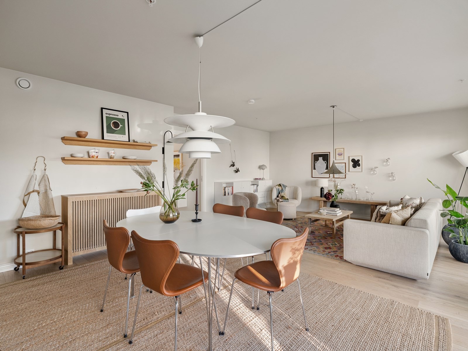 Ps. Montana hyller/skap i stue/gang og tilpassede gardiner i alle rom følger handelen om du ønsker. Galleribilde