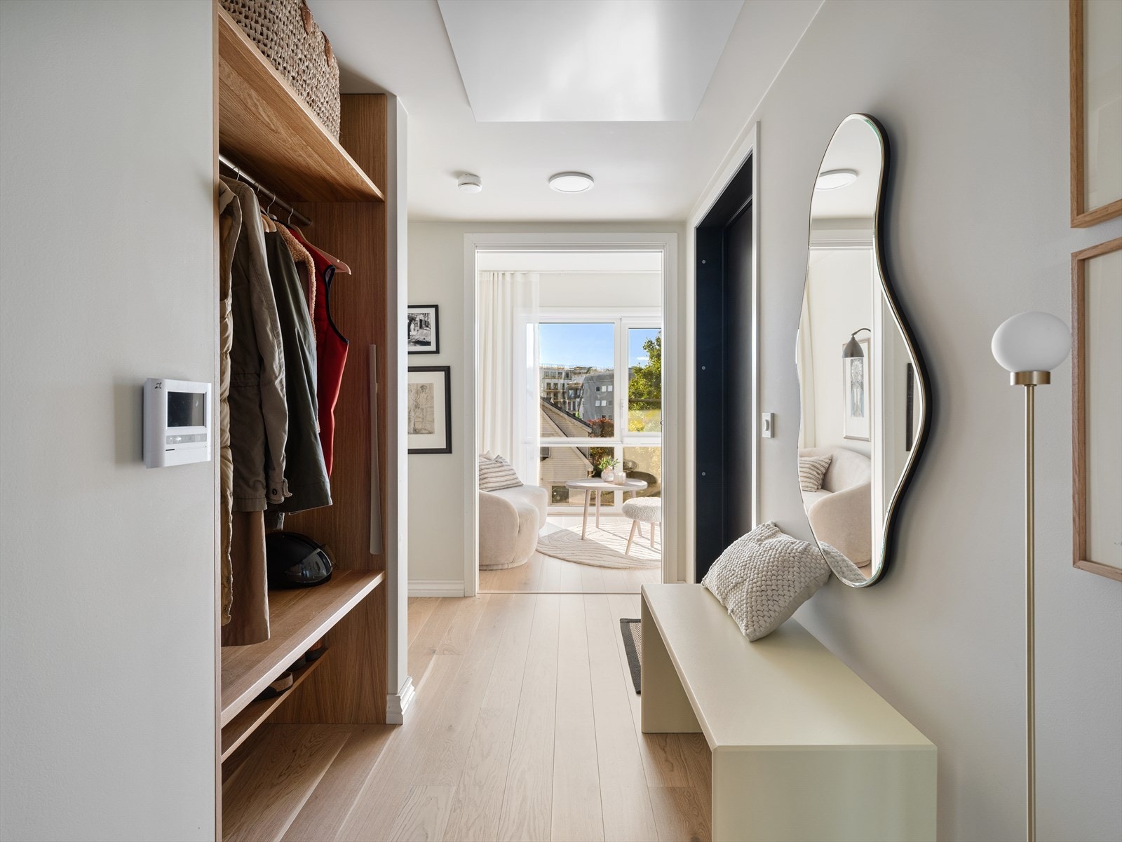 Gulv er belagt med enstav eikeparkett, slette overflater med listfri overgang til tak. Galleribilde