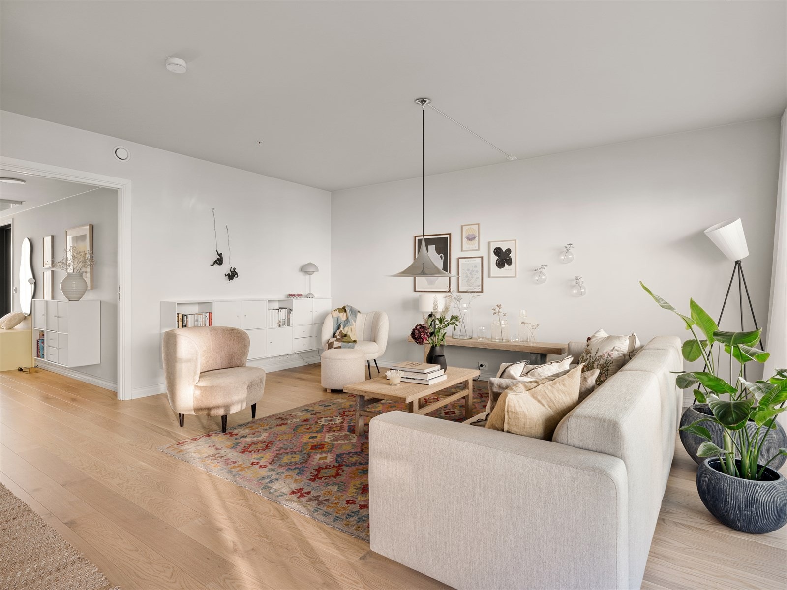 Allrommet har en fin utforming til å møblere opp med sofagruppe og spiseplass. Galleribilde