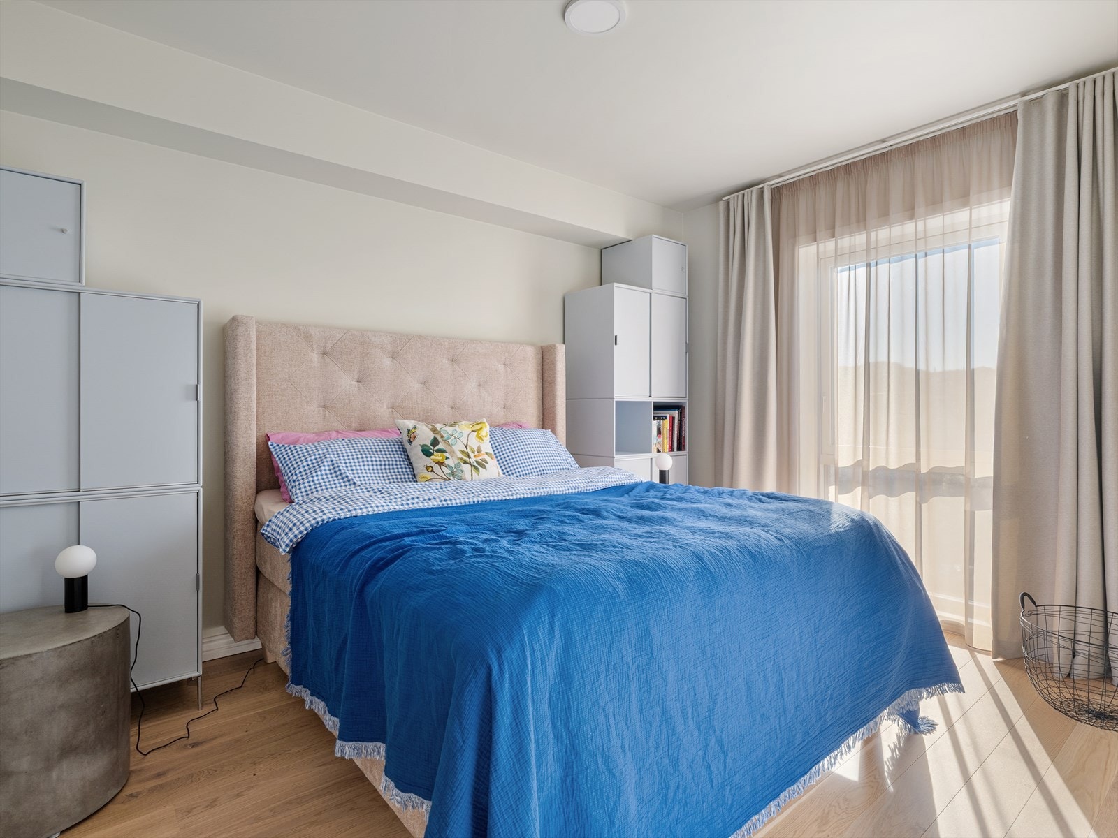 Hovedsoverom med flott garderobeløsning bak dobbel skyvedør. Galleribilde