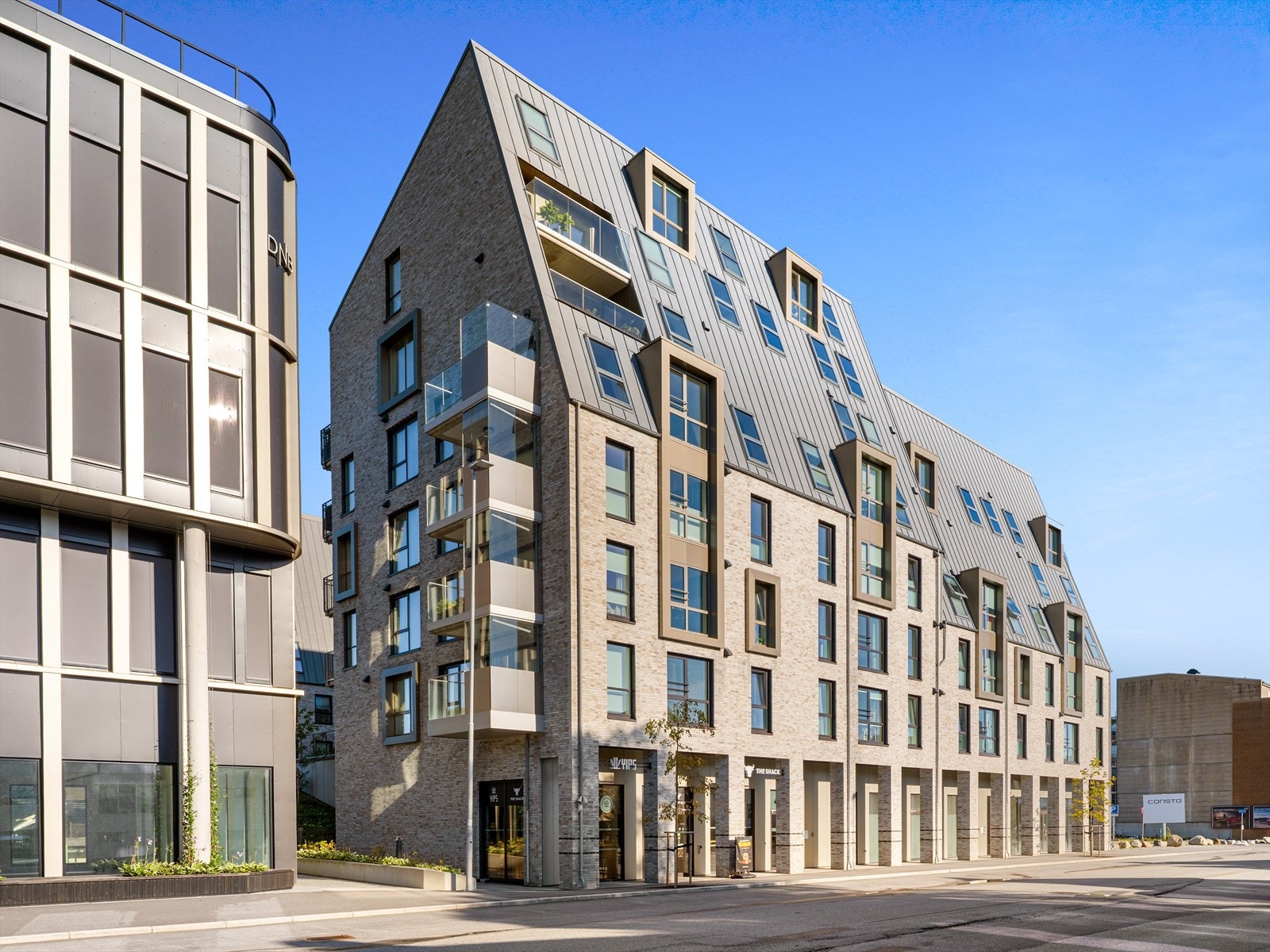 Moderne teglsteinsbygg fra 2023. Galleribilde