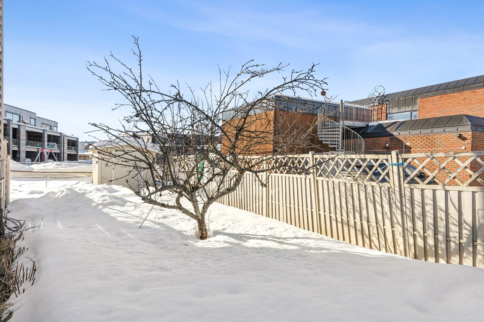 Frittstående bod fra 2017 på 9 m² står plassert i hagen Galleribilde