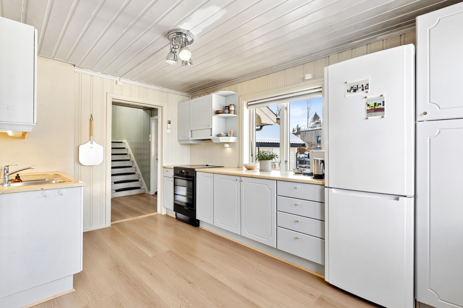 Kjøkkeninnredning med profilerte fronter og laminat benkeplate Galleribilde