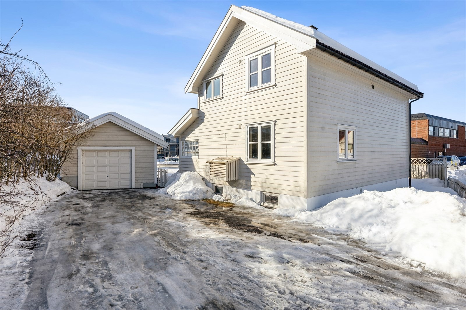 Boligen har gjennomgått noe vedlikehold og oppgraderinger, men bærer preg av sin alder og gir rom for videre tilpasning og modernisering etter eget ønske Galleribilde